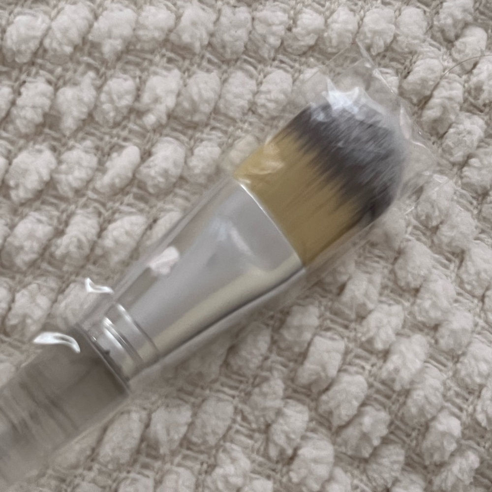 🤍New Clinique Foundation Brush🤍 - Picture 6 of 7